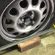 Cómo alinear las ruedas de tu coche por ti mismo usando ángulos de hierro y dos cintas métricas<em></em>